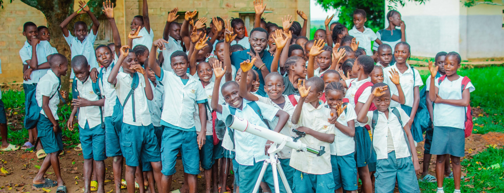 Groupe d'enfants avec télescope